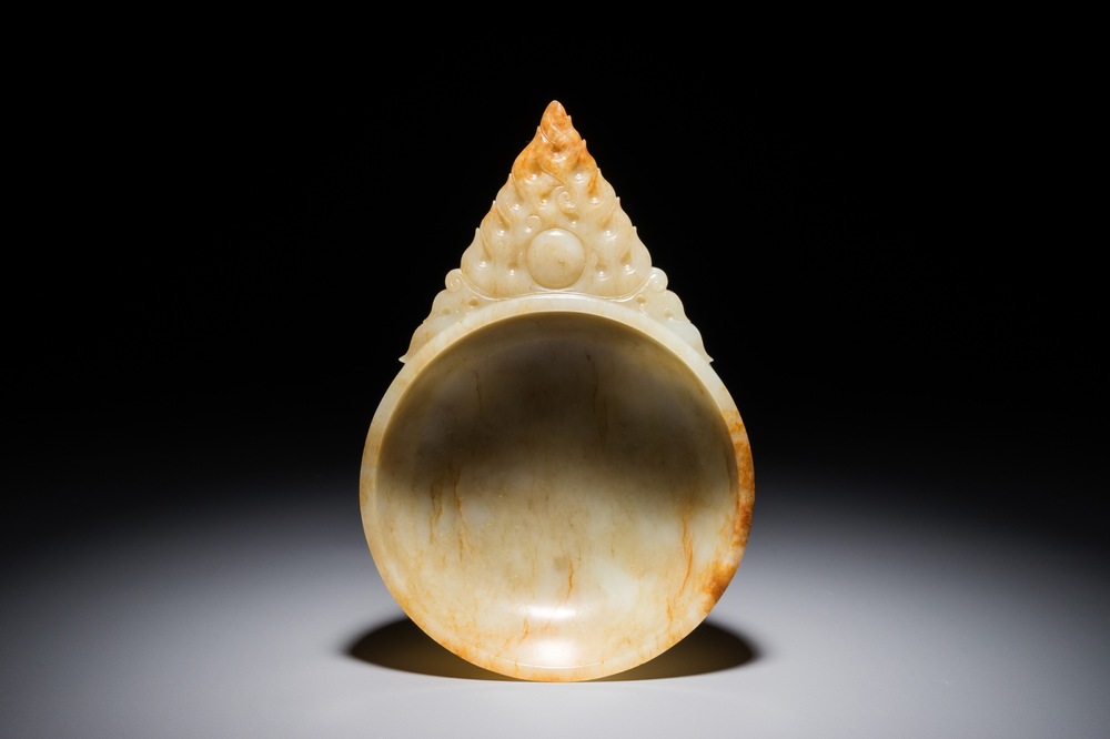 A Chinese russet jade bowl with triangular handle, 19/20th C.
